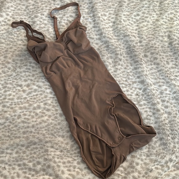 Skims Sculpting Bodysuit - Picture 2 of 6